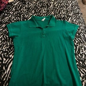 Green collar shirt.